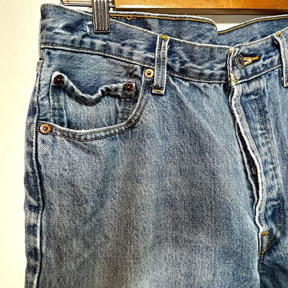 Levis 501 Jeans Mens 32x31 Straight Medium Wash Cotton Distressed Frayed - Picture 9 of 14